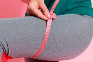 Mulher praticando pilates moderado como parte do tratamento do lipedema, com foco em circulação, movimento controlado e qualidade de vida